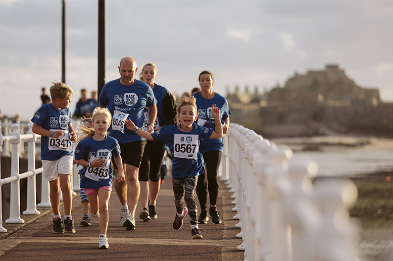 kids and parents running in marathon