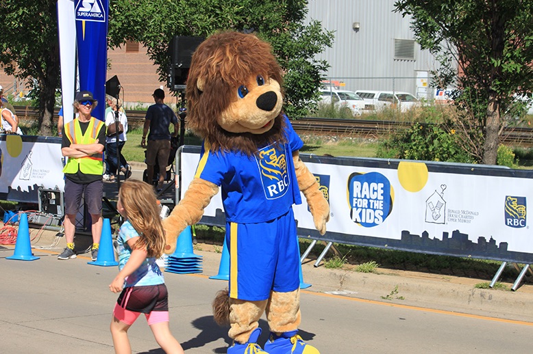 leo the lion gives high fives in page