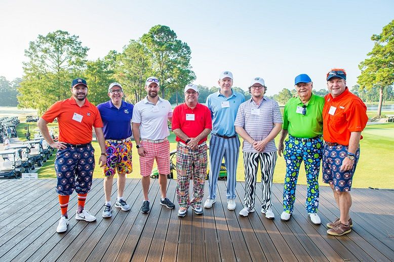 eight golfers posing
