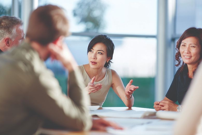 asian business woman talking to the team