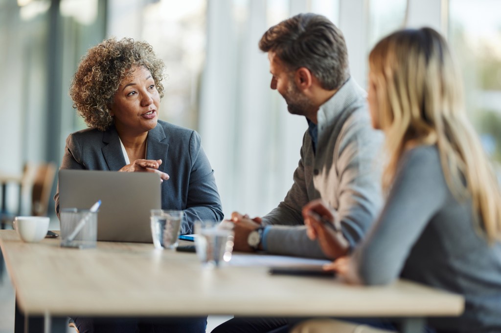 une réunion de conseiller avec un couple dans un bureau ouvert